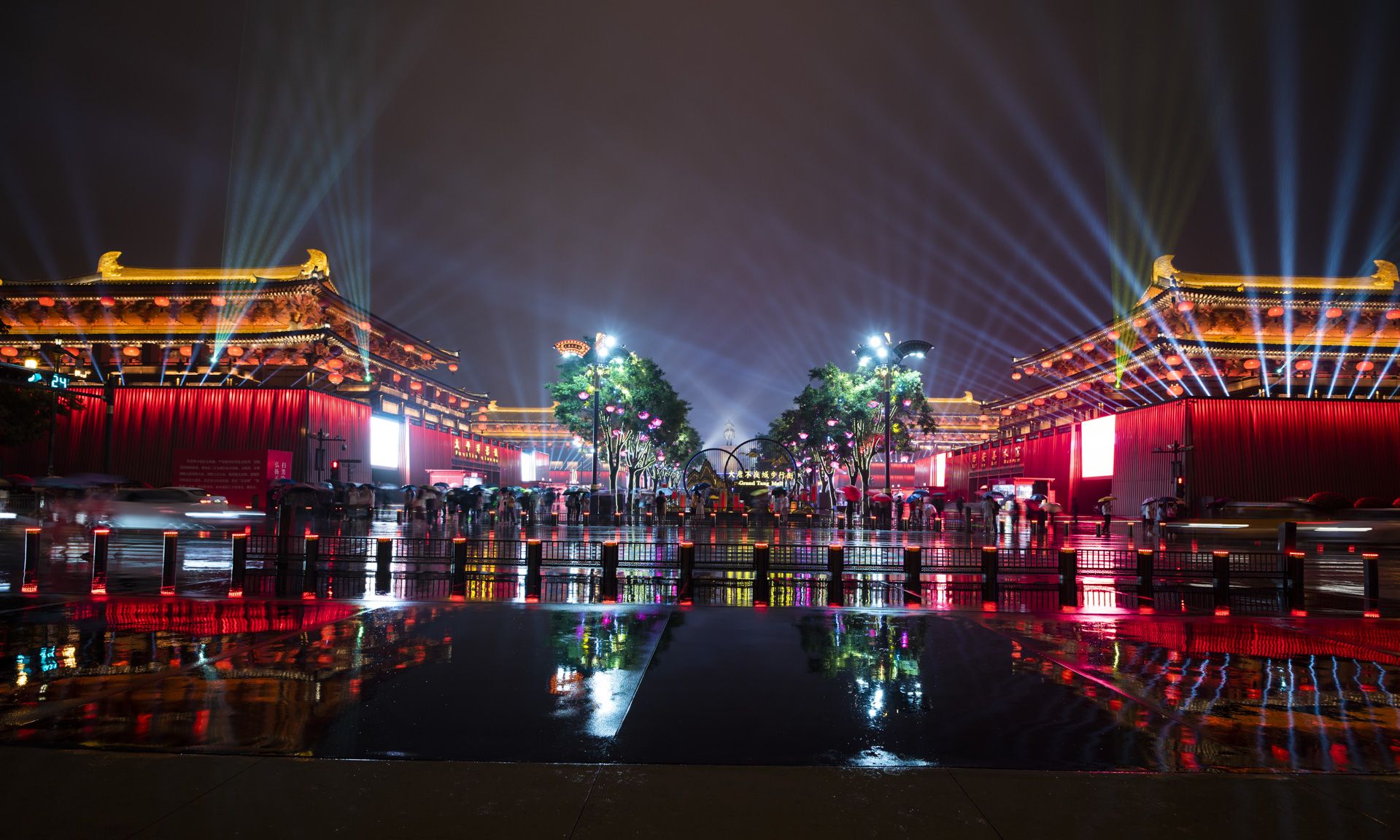 雨中的西安大唐不夜城别有一番风味,雨中的灯光映射出古都的美