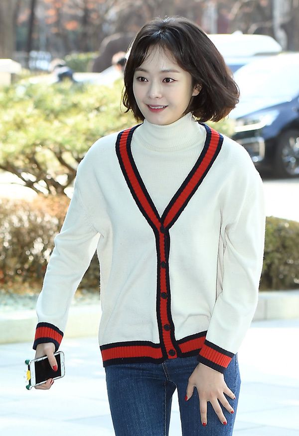 全昭旻身穿衣边撞色设计的针织开衫,穿上牛仔裤帆布