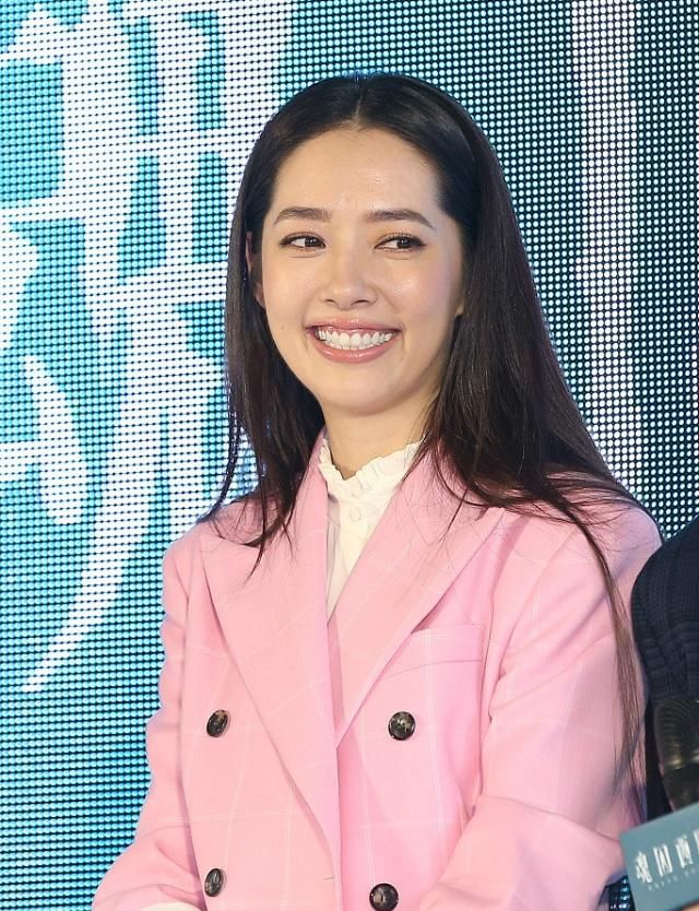 郭碧婷被曝与向佐恋爱后现"幸福肥" 穿粉西装秀美腿女人味爆棚