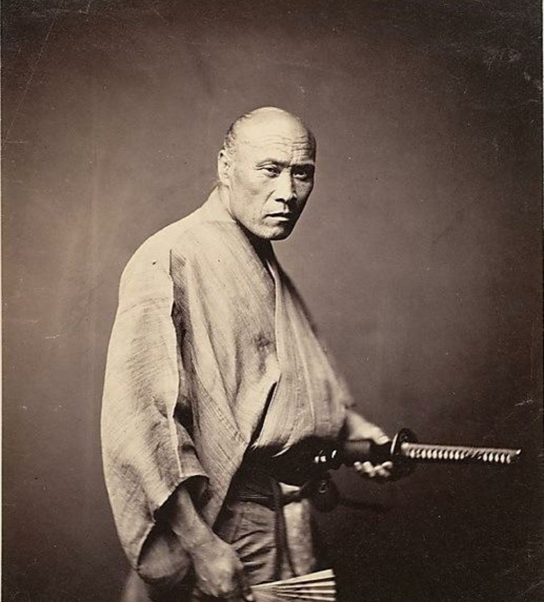 老照片揭秘真实的日本武士，凶光毕现杀气腾腾，有人直言又矮又狠