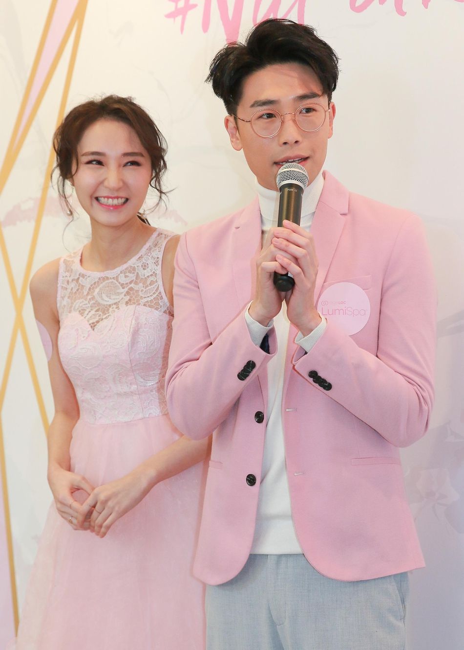 组图:tvb主播陆浩明情侣档亮相 赞女友陈诗欣很美