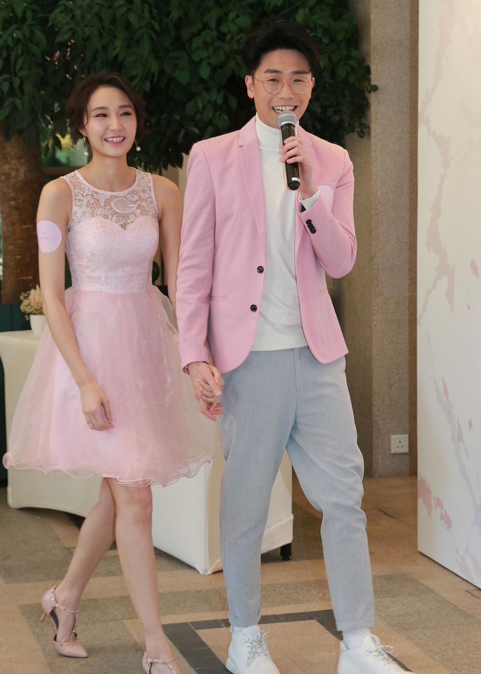 组图:tvb主播陆浩明情侣档亮相 赞女友陈诗欣很美