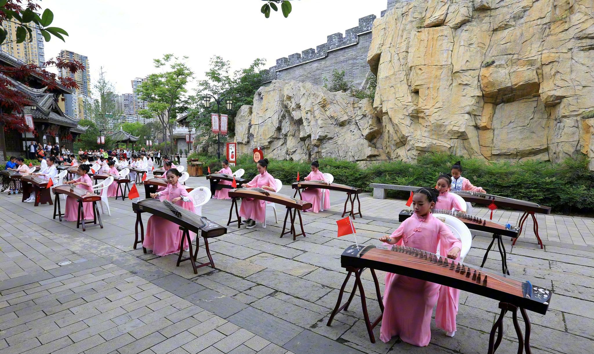 百人古筝合奏迎接古筝日 周末生活乐悠悠
