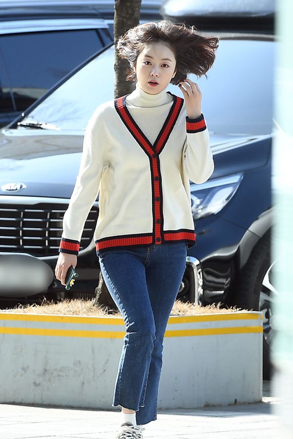 全昭旻身穿白色针织开衫,衣边的撞色设计,视觉上还