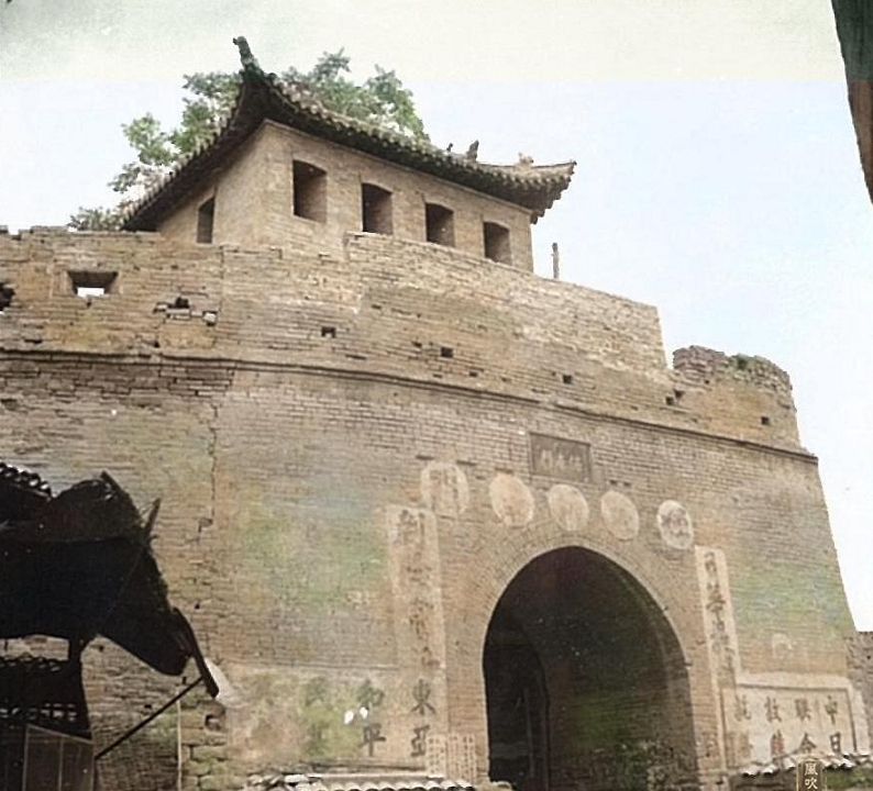 老照片:1940年代,辉县的古城墙和元代善济塔