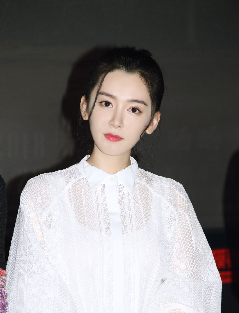 温顺清纯乖巧的石安妮她可以轻松驾驭叛逆不羁的风格