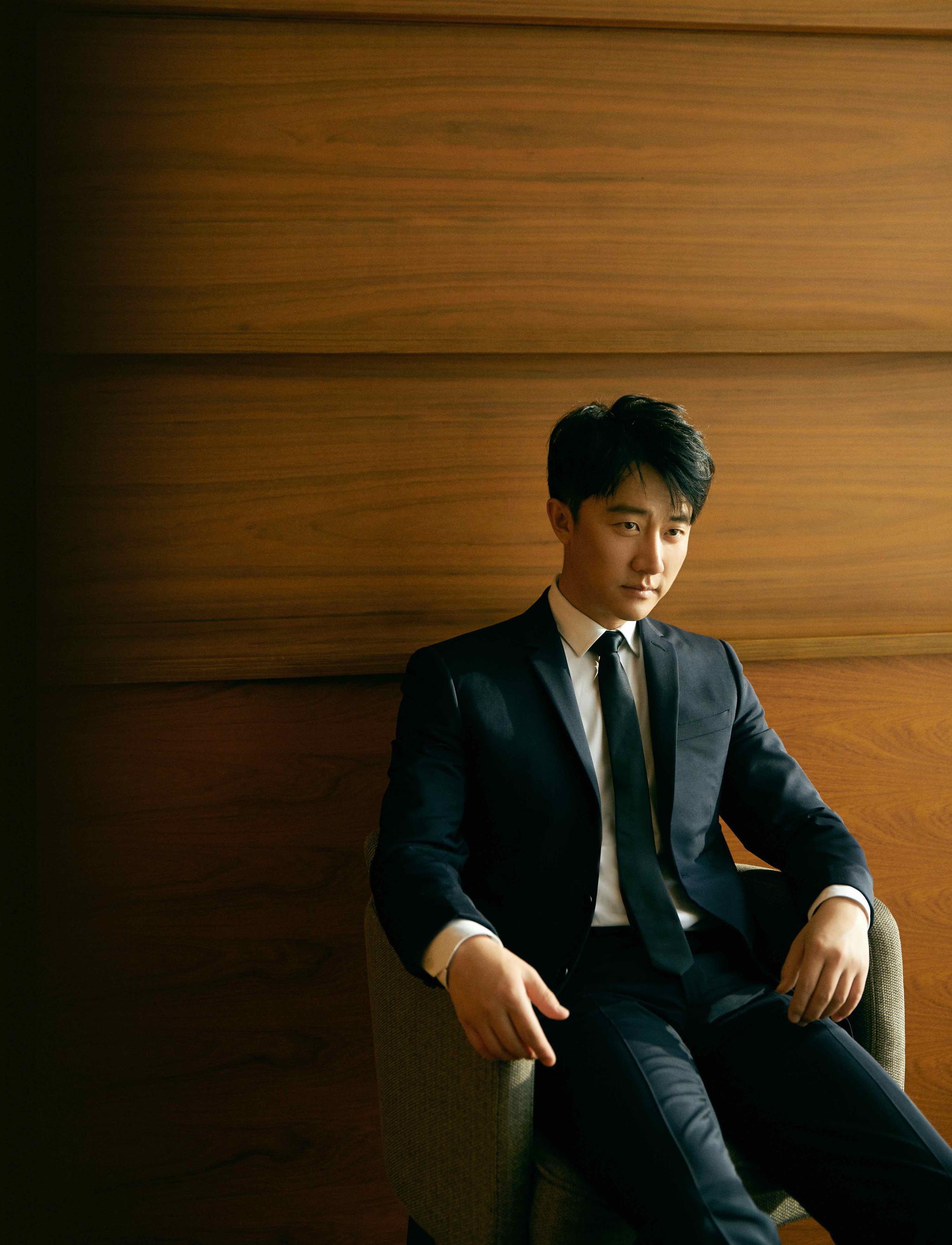 黄轩发布会现场暖心互动黄轩黑色西装显绅士风范黄轩回忆电影拍摄点滴