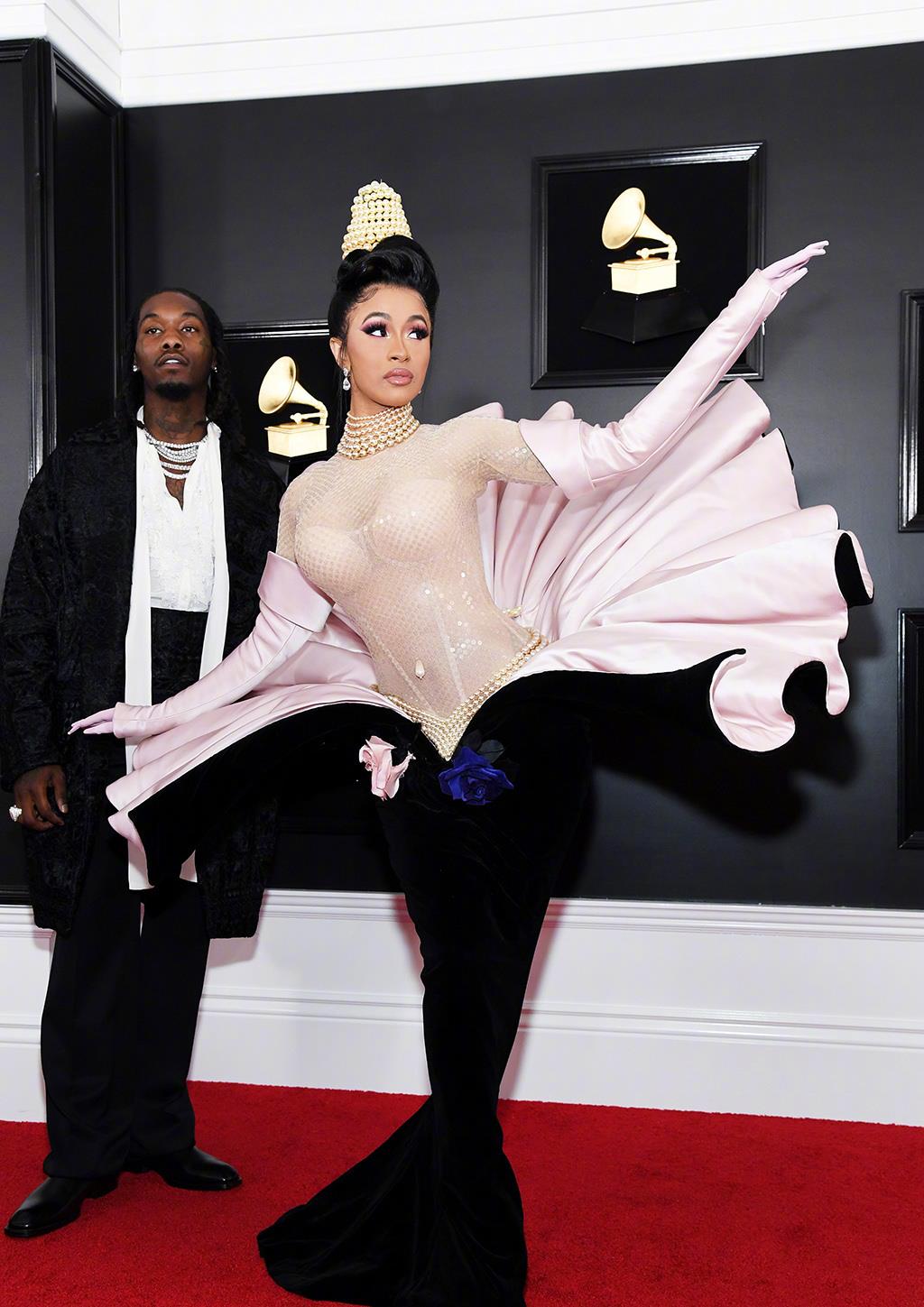 奇葩就赢了?水果姐扮花瓶,cardib化身蚌精开花,辣眼睛!