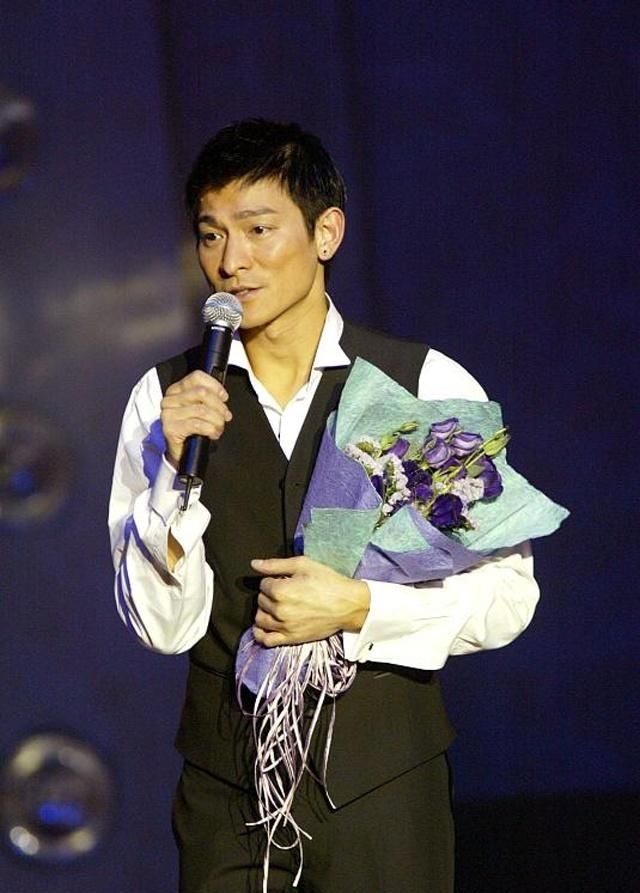 刘德华演唱会因病中止深鞠躬含泪致歉歌迷天王加油