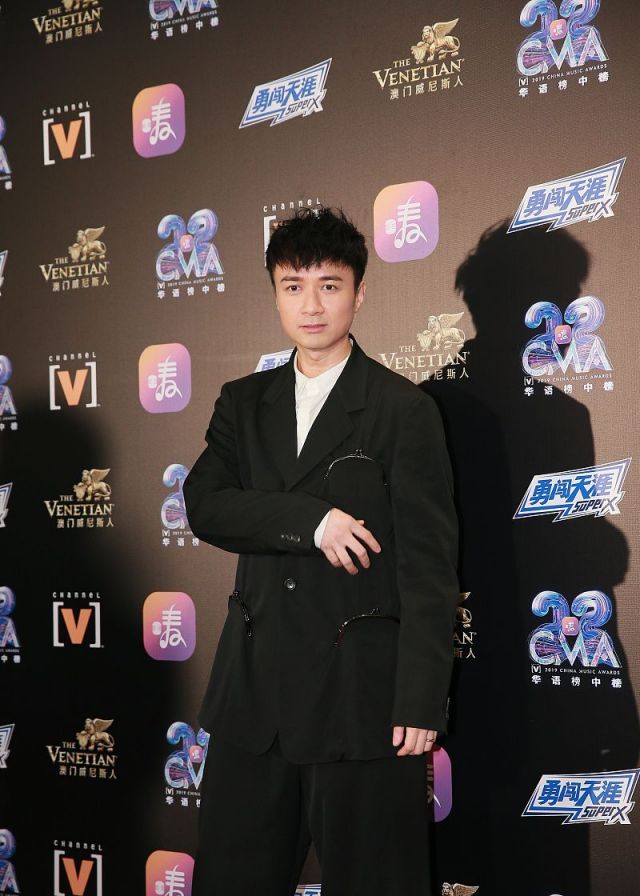 林志玲身穿一袭印花白裙显优雅高贵,容祖儿,古巨基同框俊男美女超养眼