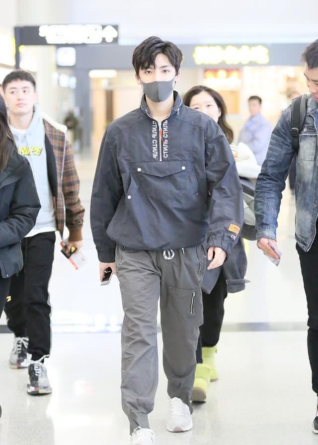 侯明昊身穿红色夹克,头发特别吸睛,是个酷酷的男孩没错了