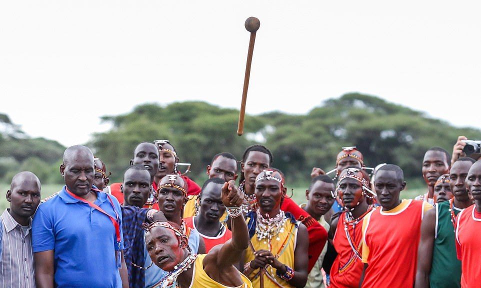 肯尼亚当地土著青年在乞力马扎罗山下举办运动会,场面壮观