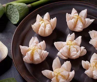 隐约的馅料也仿佛饱实的小莲蓬一般   完美地呈现出莲花盛开的样子