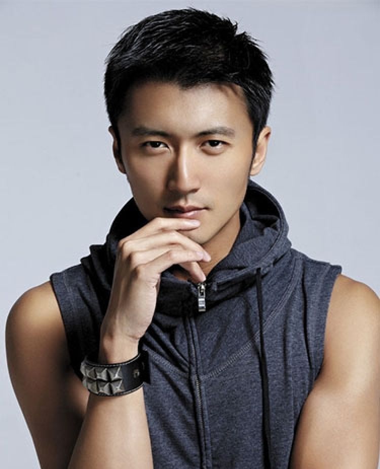 谢霆锋晒帅照,照片中谢霆锋双手插兜,扎着小辫非常潮酷!