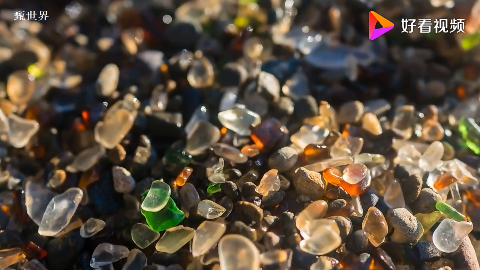 玻璃海滩的玻璃和沙子一样主要由二氧化硅构成太神奇了来看看