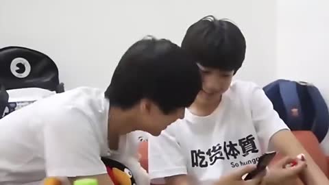 承德天使之臂志愿者 王俊凯贵阳机场接机粉丝