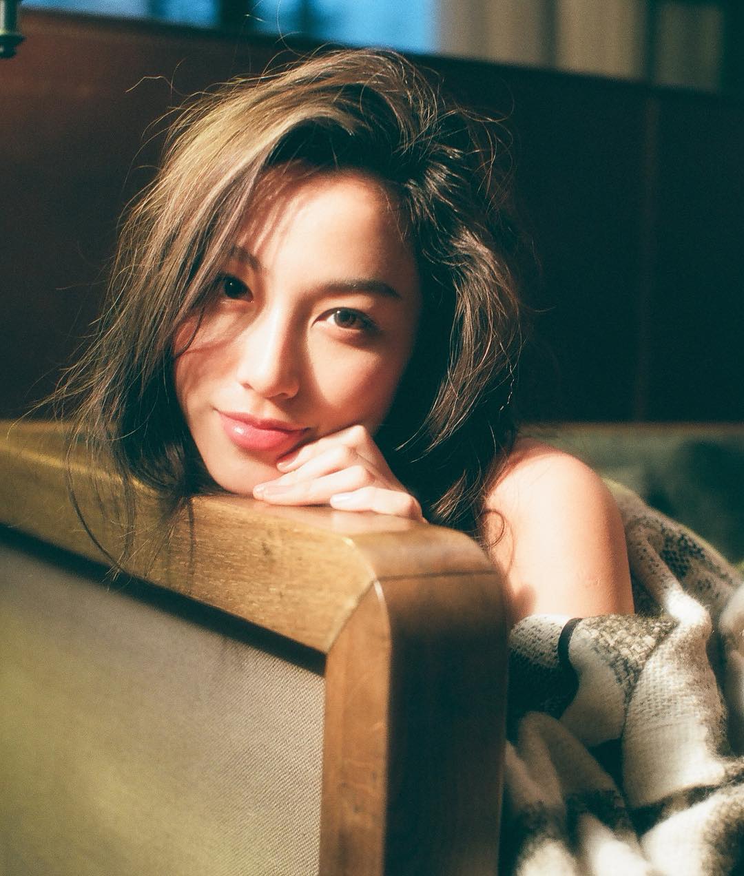 游鸿明学霸女儿游宇潼19岁素颜出席香奈儿派对神采脸颊线条