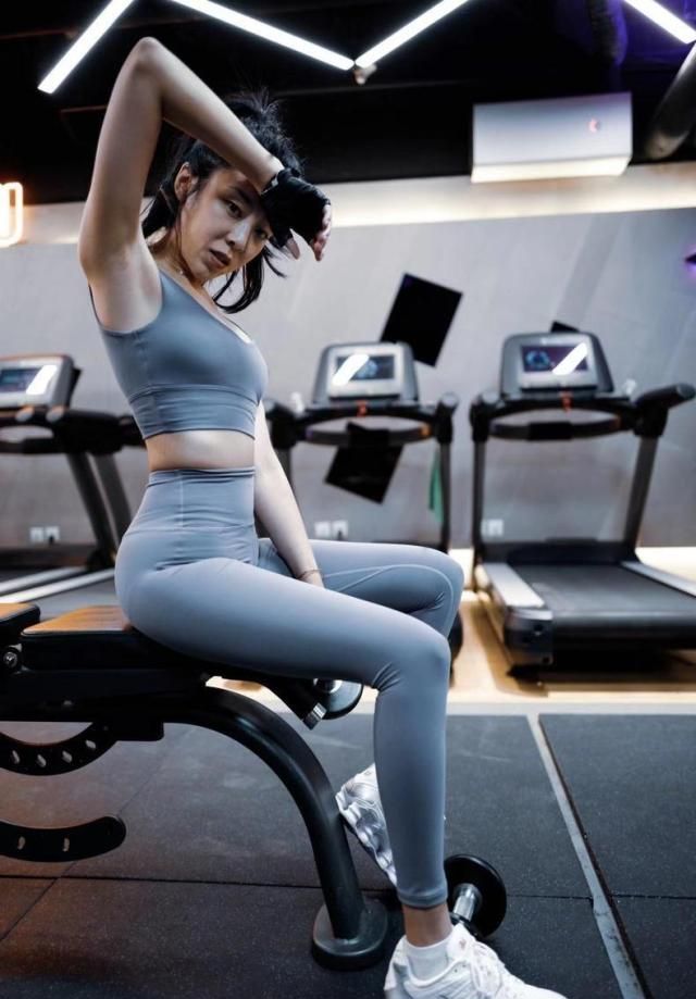 去健身房穿什么衣服裤子（去健身房穿什么衣服）-第2张图片-潮百科