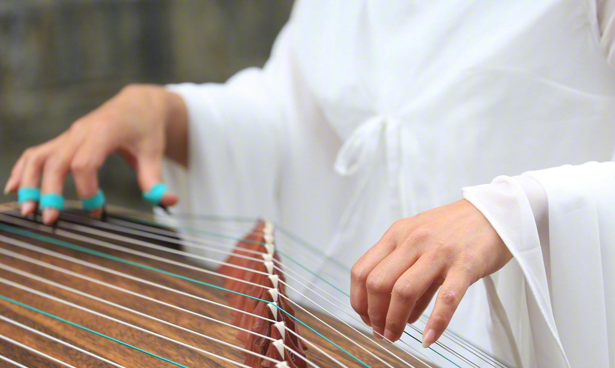 百人古筝合奏迎接古筝日 周末生活乐悠悠