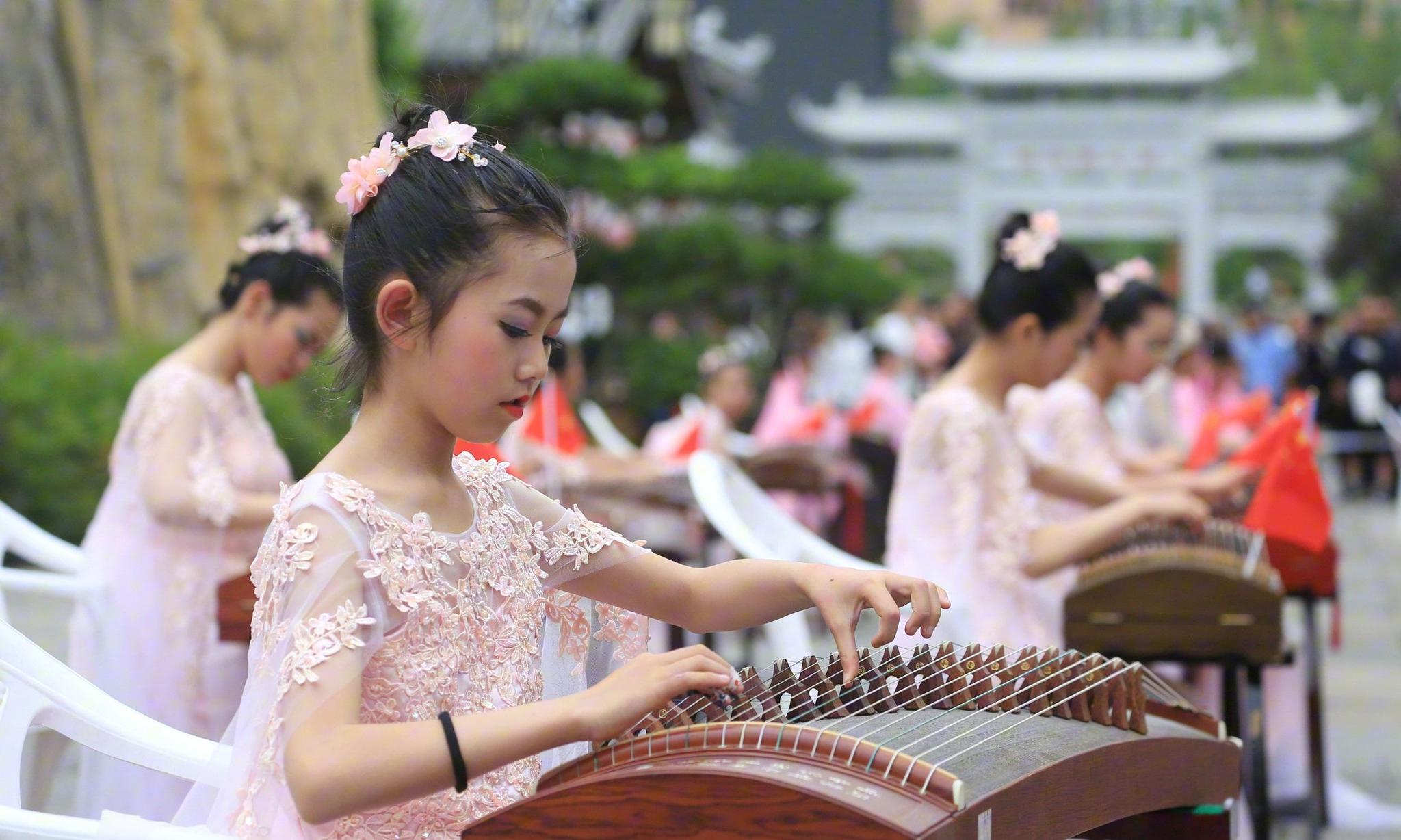 百人古筝合奏迎接古筝日 周末生活乐悠悠