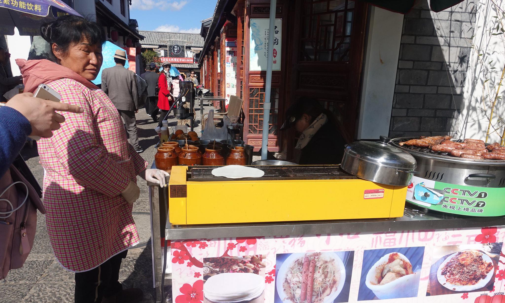 云南十八怪:粑粑叫饵块!这10元一个的饵块一烤,鼓成一个包!