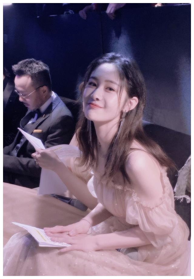 湖南卫视"金牌持麦人"梁田,长相甜美,少女感十足