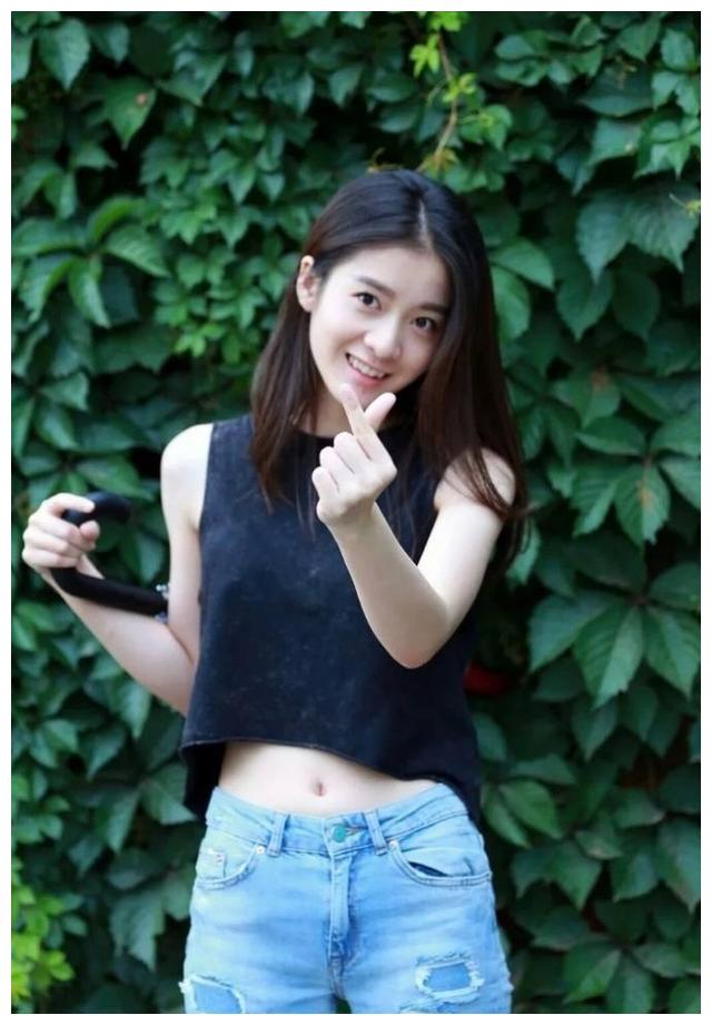 陪姐姐去剧组探班,却意外被导演挑中,仅靠一部戏收获千万粉丝|张雪迎