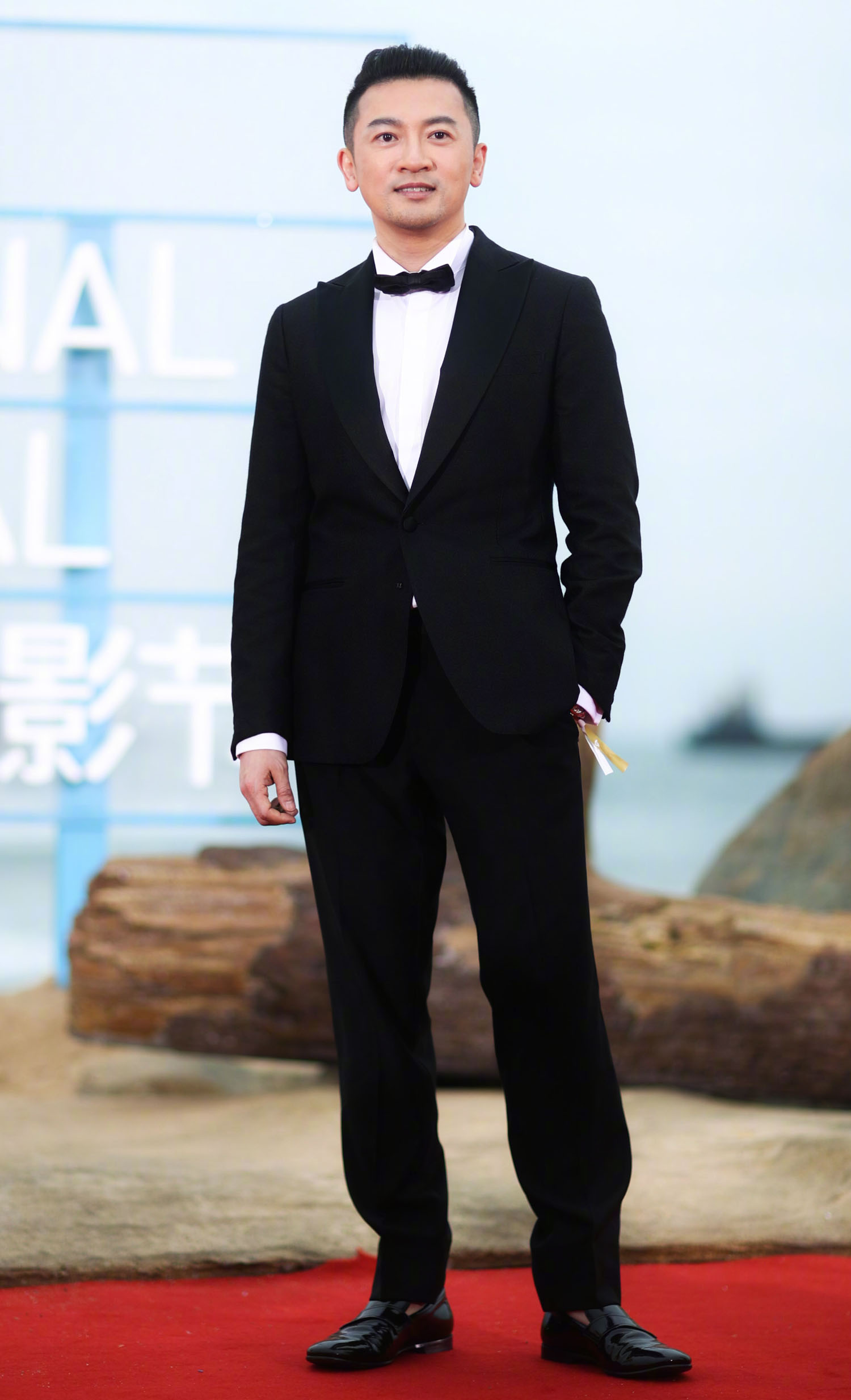 《还珠》小燕子和五阿哥携手走红毯 赵薇很仙苏有朋不老