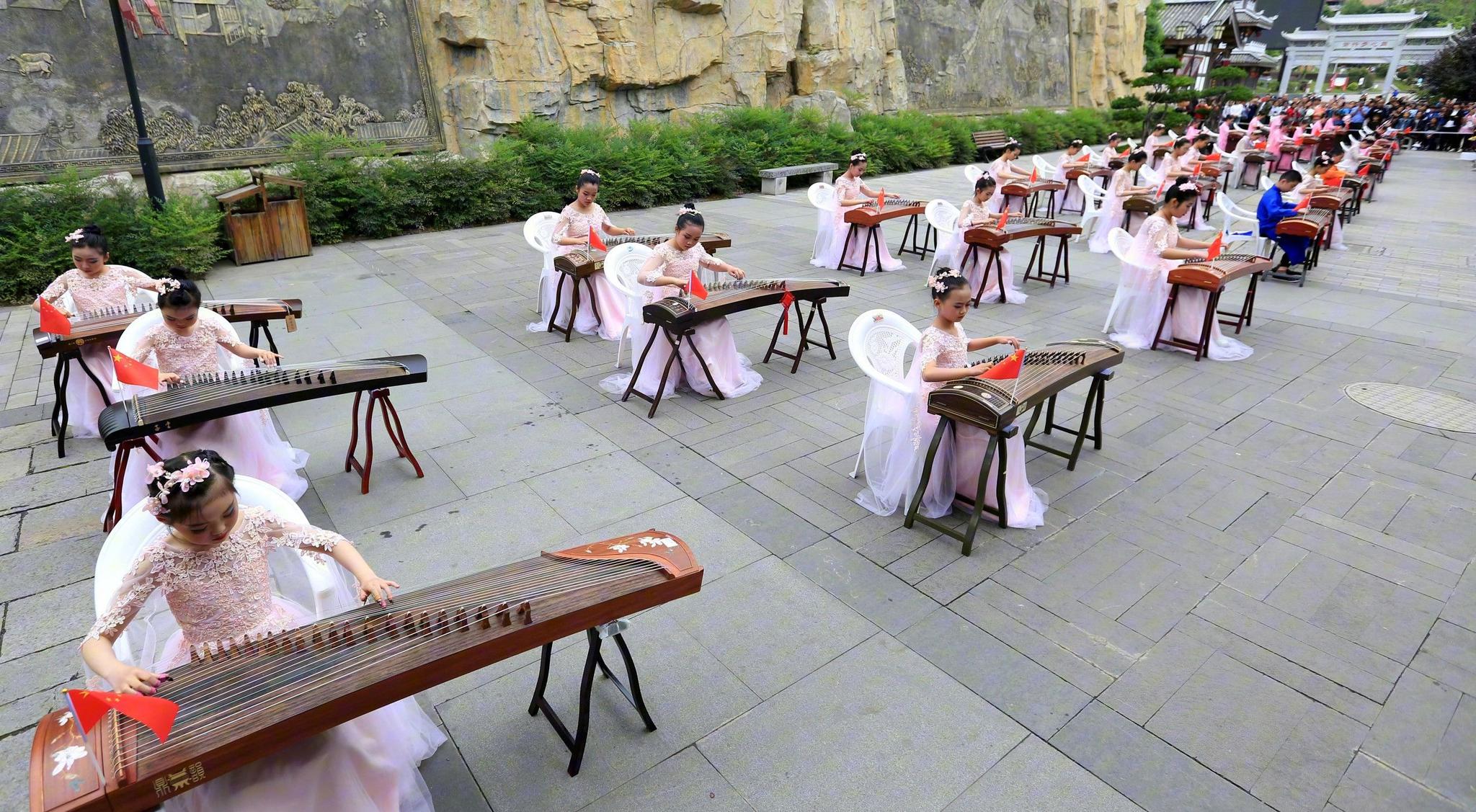 百人古筝合奏迎接古筝日 周末生活乐悠悠