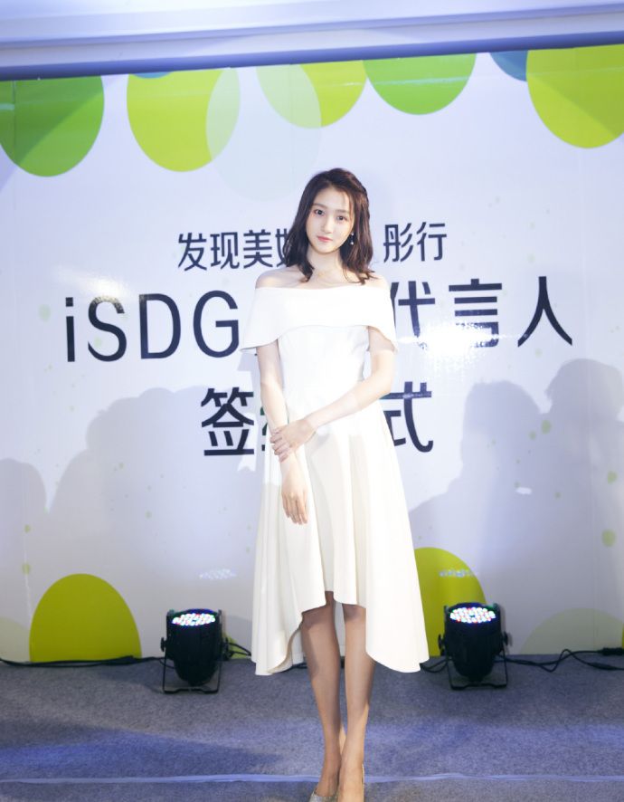 关晓彤一字肩纯白裙装加身,可爱清新,气质温婉,好美好美