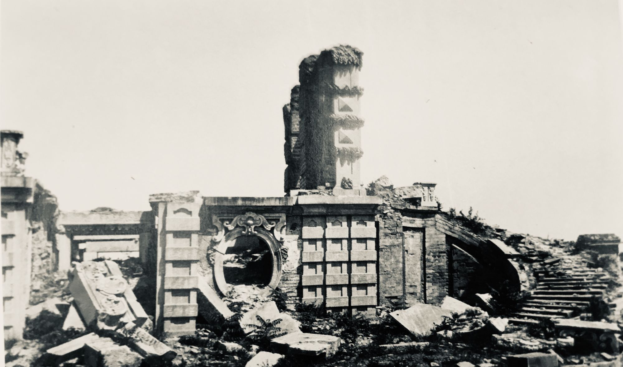 1 / 11 1900年代詹布鲁恩拍摄了一组圆明园残迹照片,这是离1900年