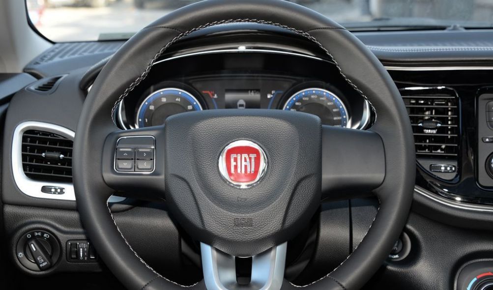 菲亚特-菲翔的方向盘很轻,转向比较灵敏,操控也很好,很顺手不累人