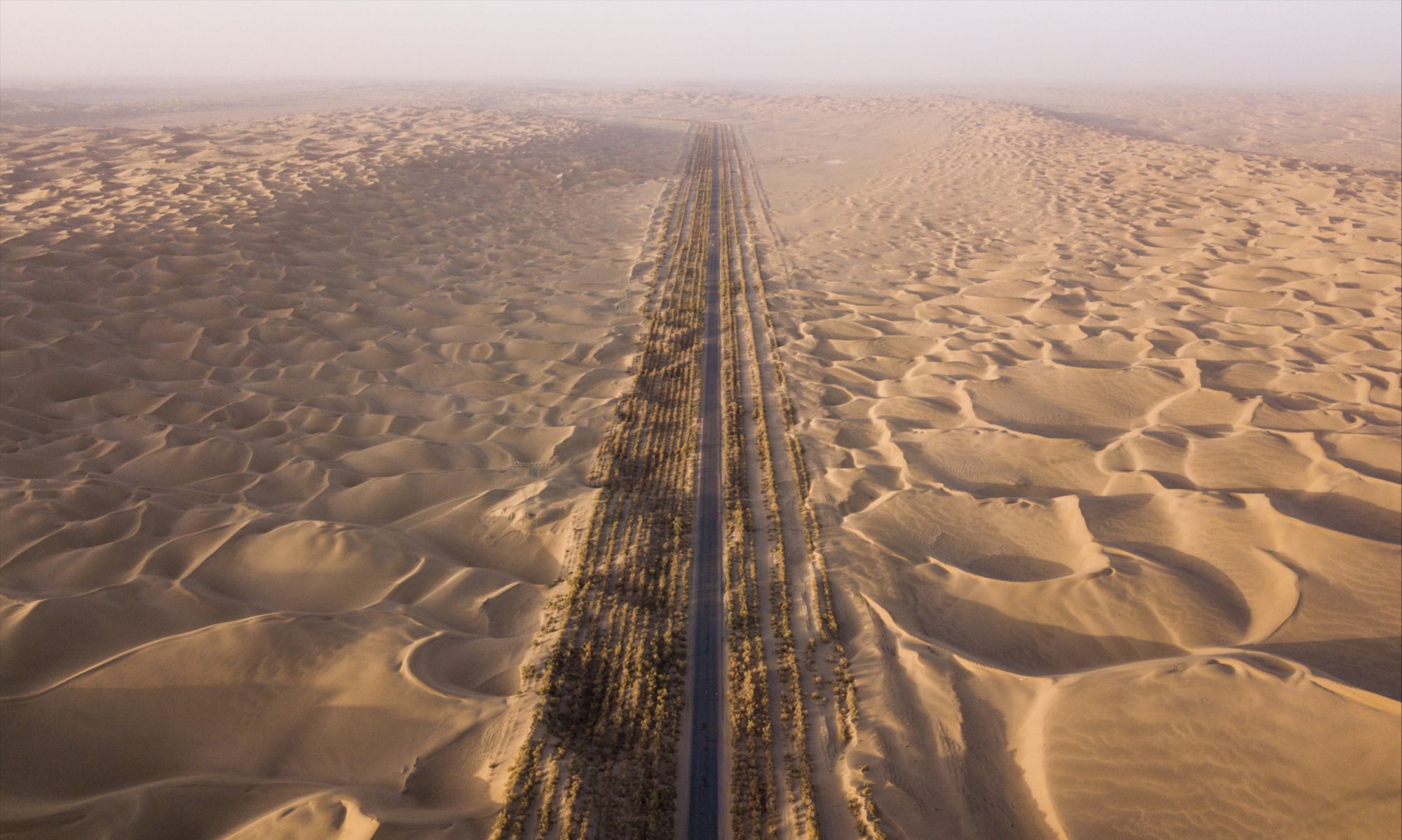 航拍塔克拉玛干沙漠中的公路,孤独的人才喜欢驰骋的心境之路!