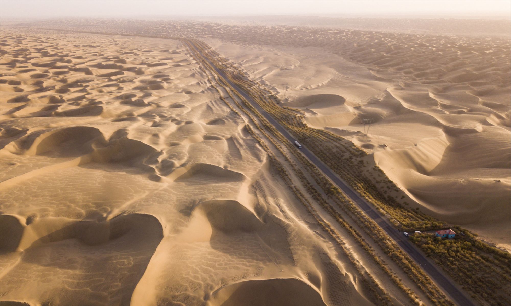 航拍塔克拉玛干沙漠中的公路,孤独的人才喜欢驰骋的心境之路!