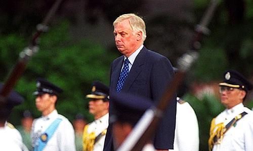 末代港督彭定康的最后一天:告别仪式天降大雨,手捧国旗悲痛离开