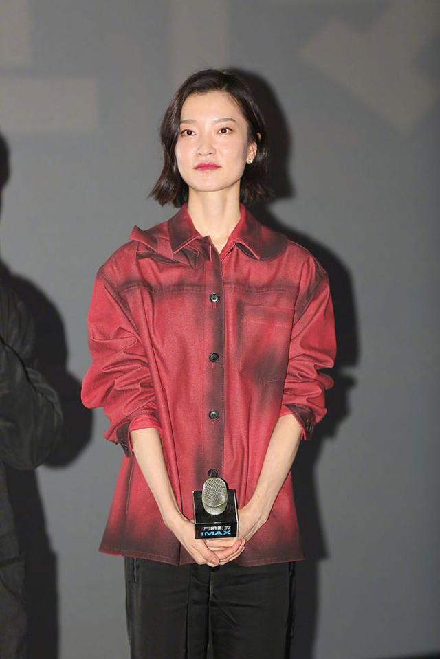超模圈内也有很多剪了短发造型,杜鹃也不例外的剪了摩卡波波头,我们来