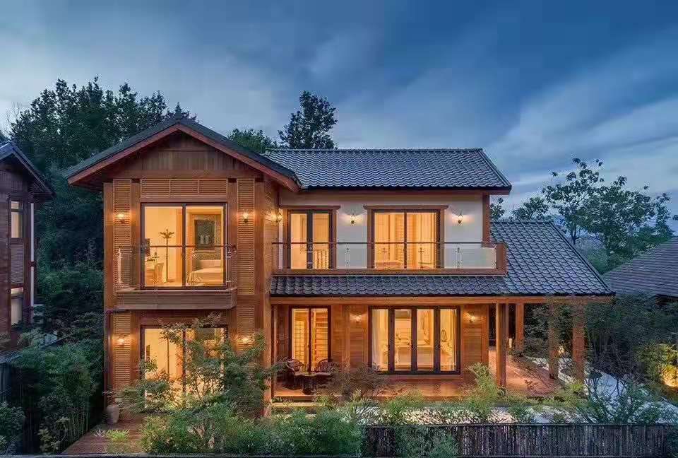 晚风吹佛着山间的别墅优雅宁静