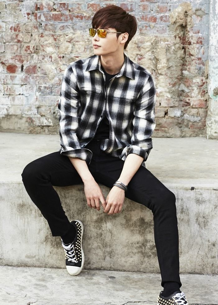 李钟硕的穿搭,看似普通你却驾驭不了,可能颜值真的很重要