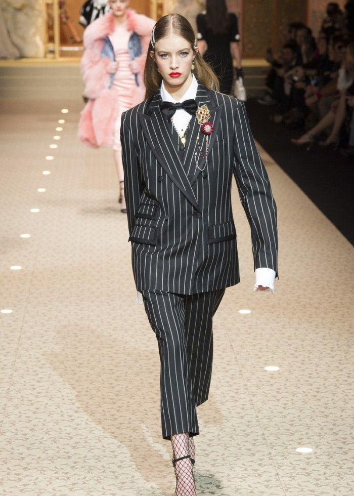 时装周:国际女模特时尚走秀,风格展现迷人姿态,潮流感自然流露