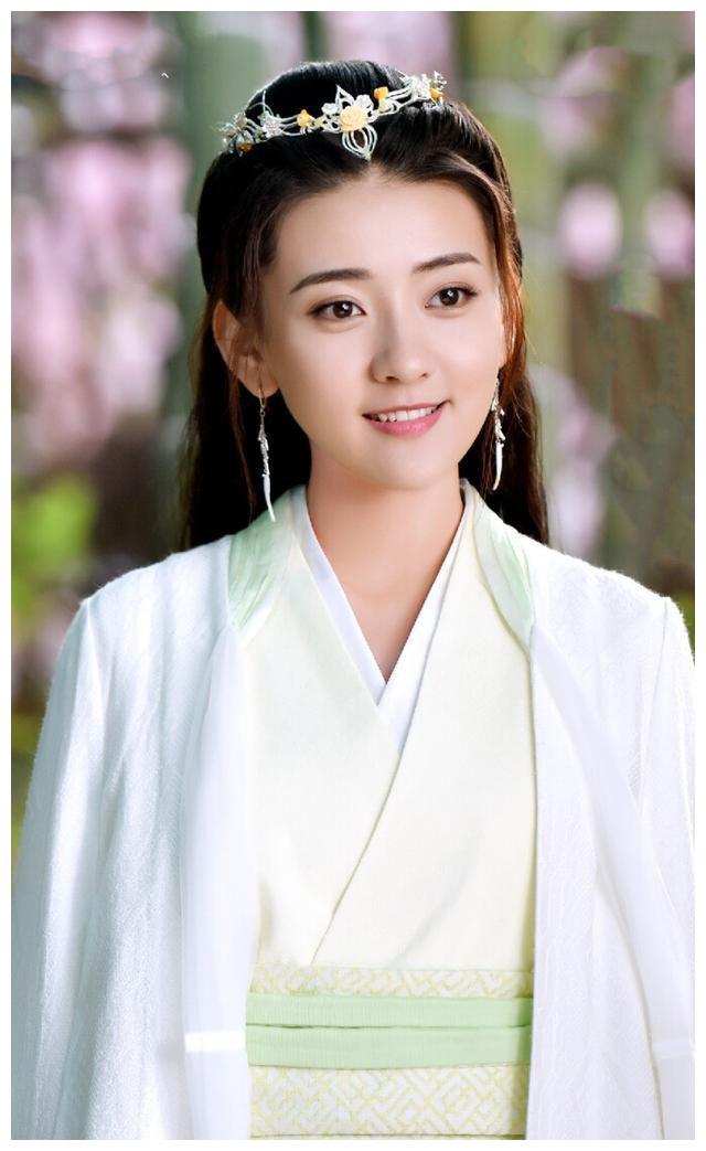 外观如移花宫主般孤高清冷,风华绝代,实际聪慧非常,心思玲珑,热烈勇敢