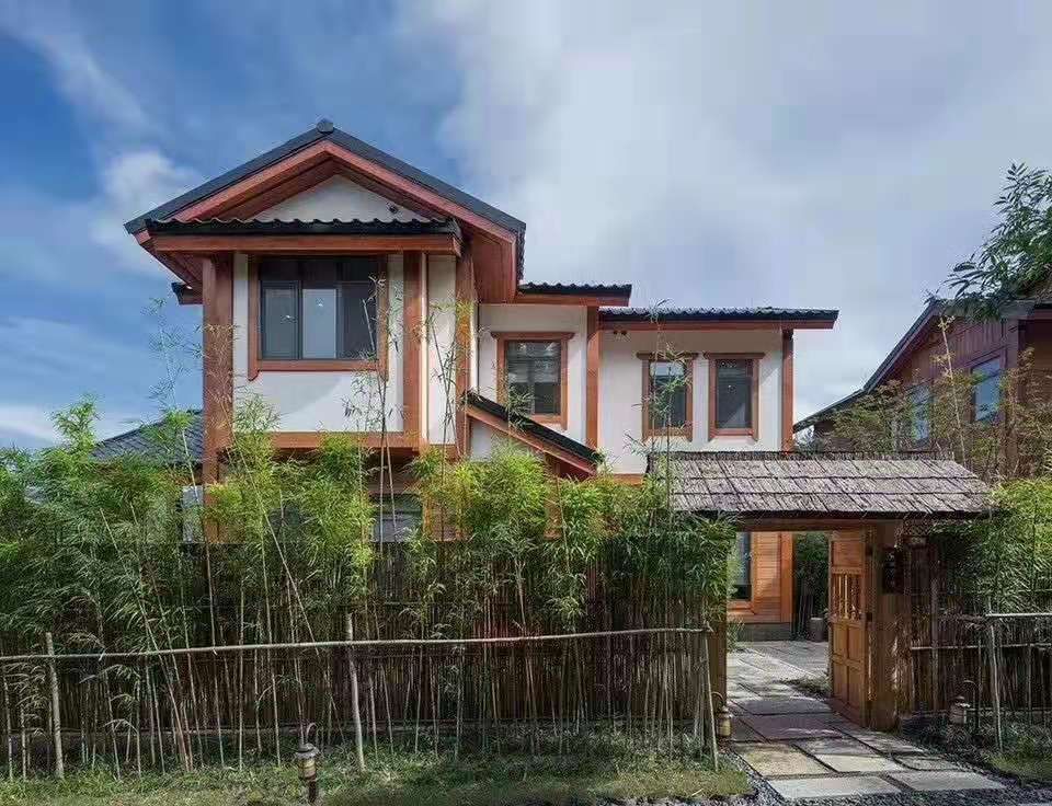 晚风吹佛着山间的别墅优雅宁静