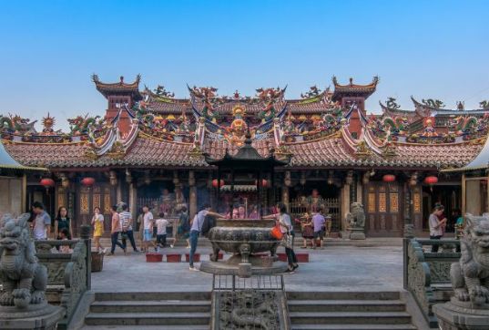 通淮关岳庙,位于泉州古城繁华的涂门街上,可以望见袅袅青烟_高清图集