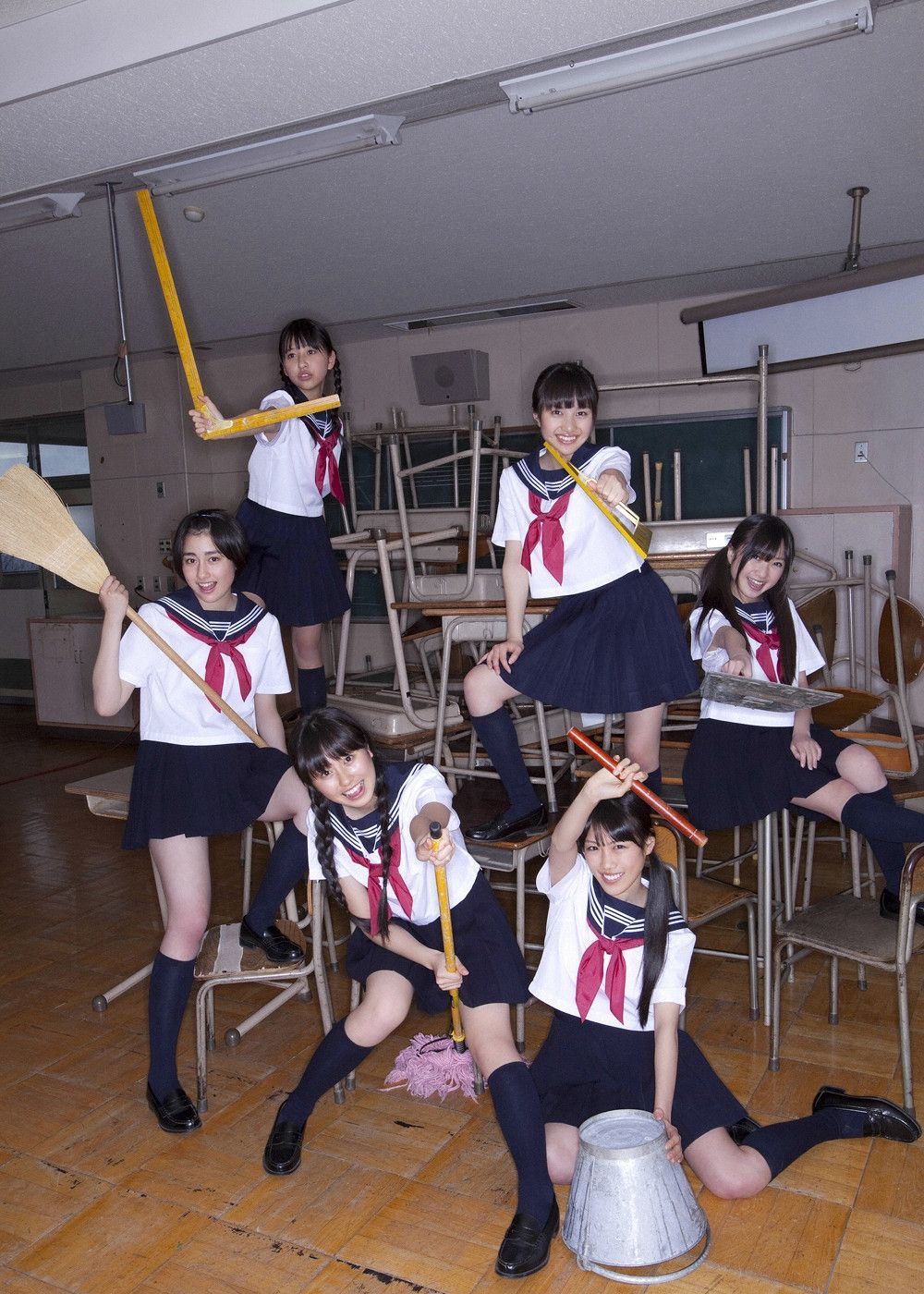 日本组合桃色幸运草z 女学生的教室写真