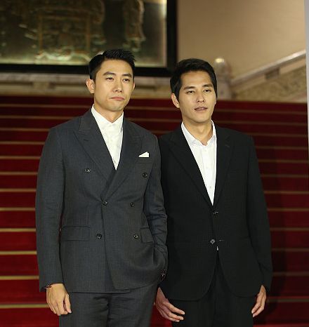 蓝正龙简约西装优雅亮相新剧发布会,与刘冠廷同台比帅气质佳