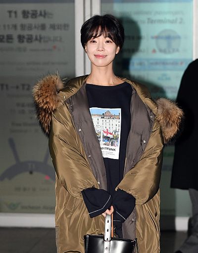 林世美机场穿厚羽绒服留短发变假小子灿笑纯真帅气不失可爱