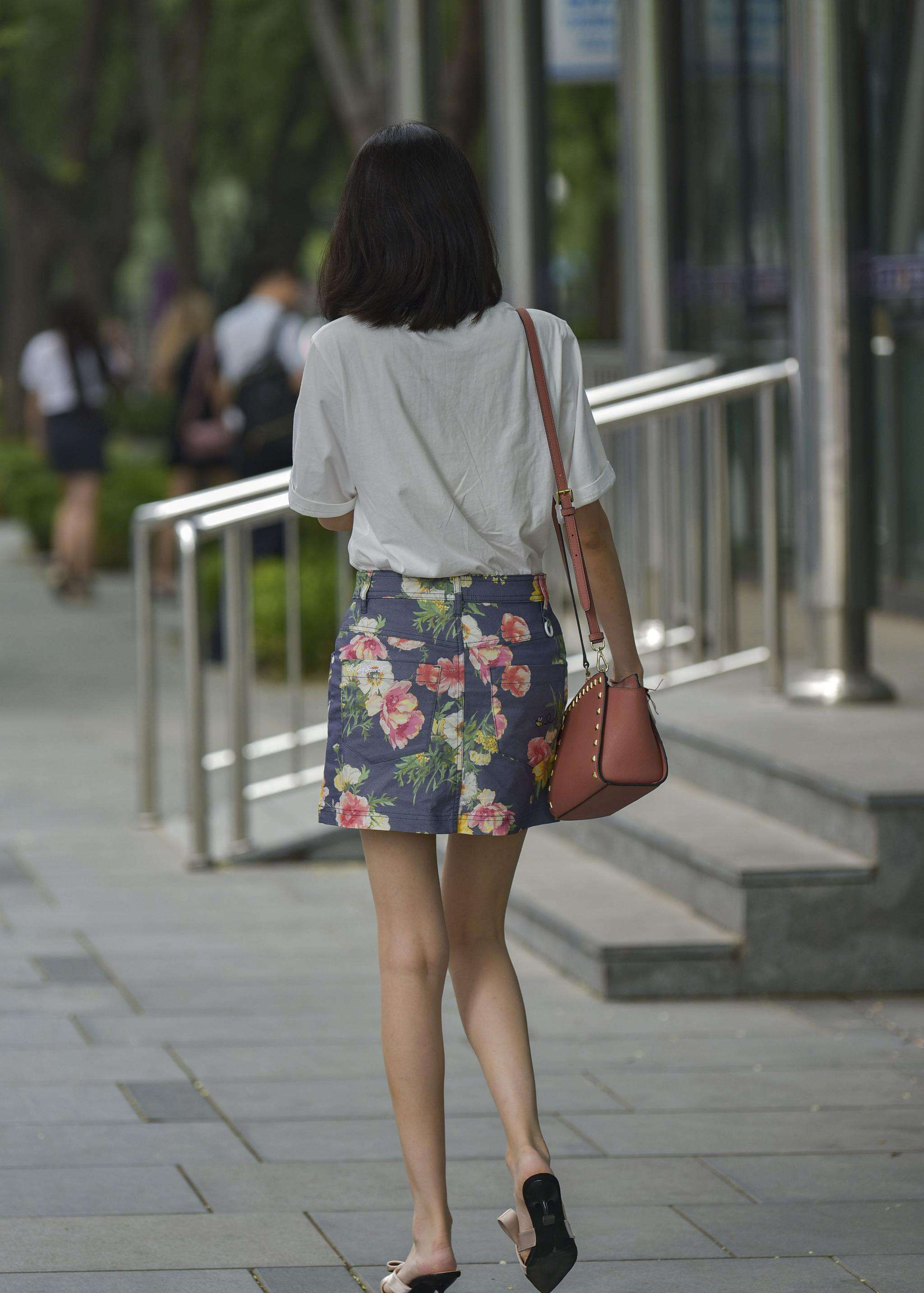 街拍敢紧身牛仔裤出门的辣妈身材完美到极致太喜欢