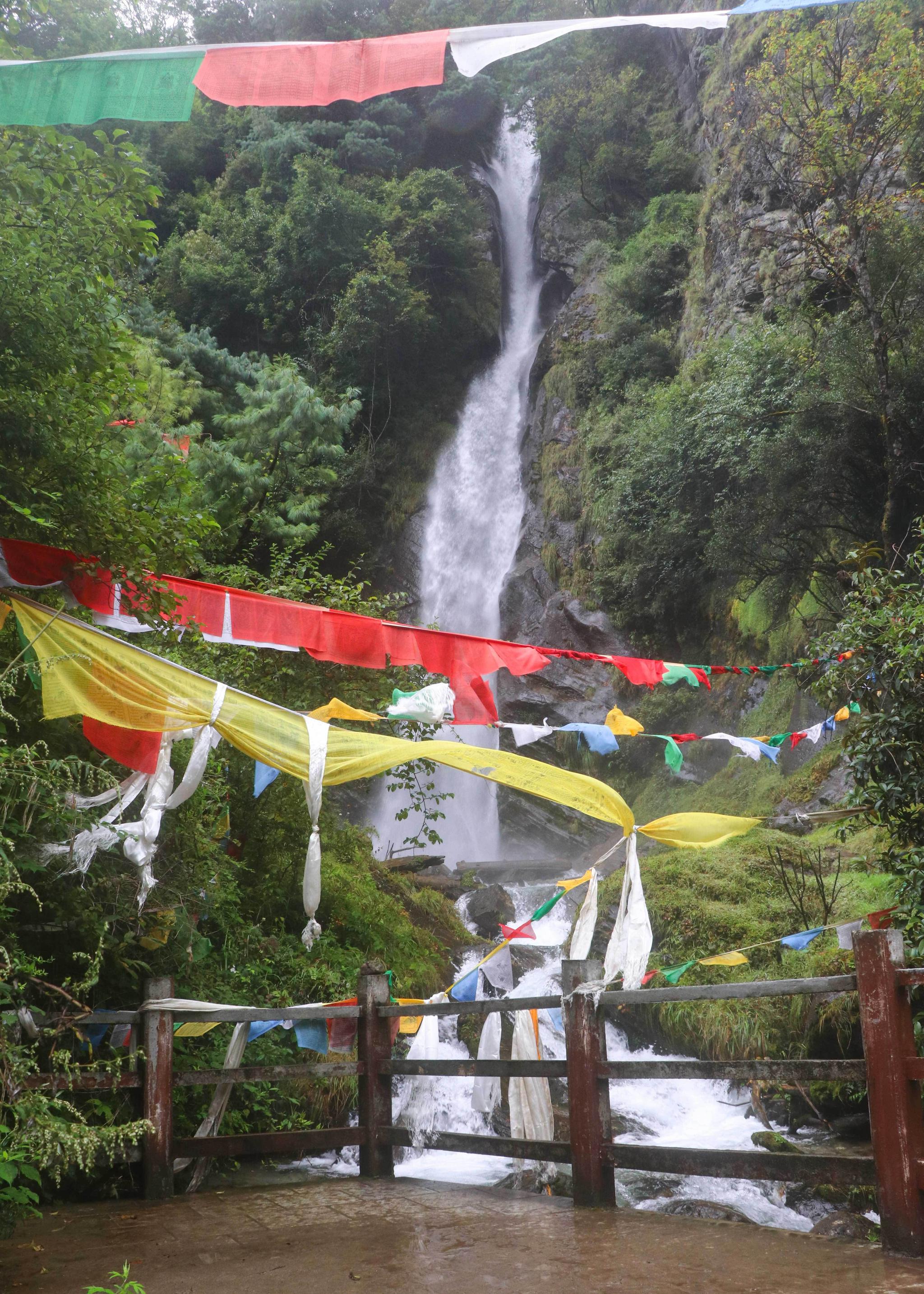 西藏山南美景勒布沟