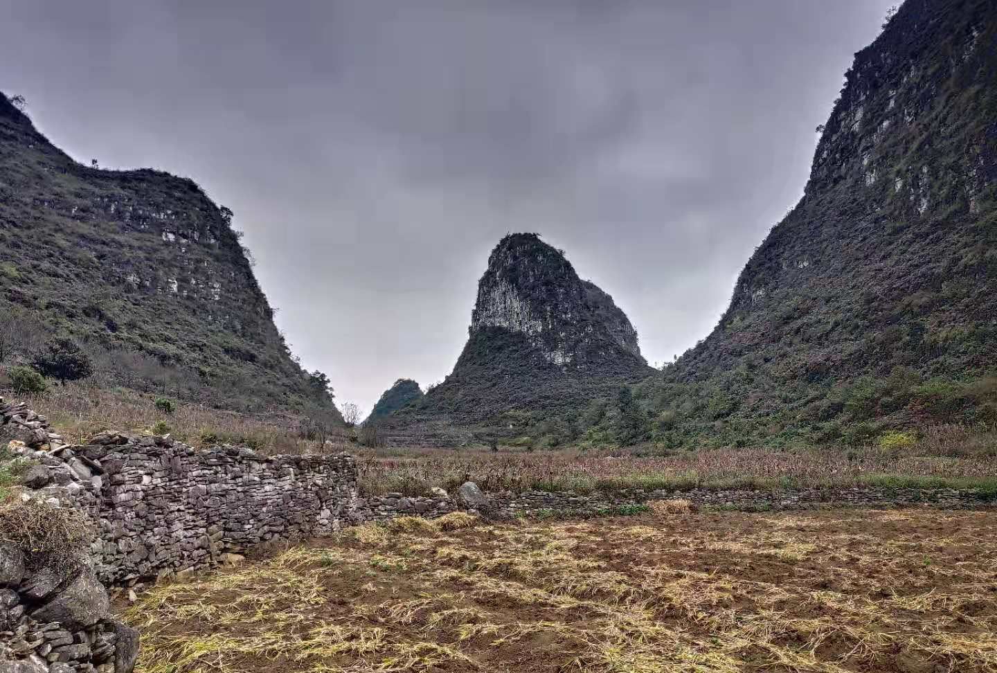 贵州省镇宁县瀑布环翠街道野外瀑布,不知道叫什么名字