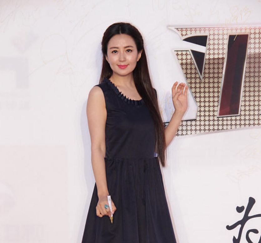 真是一个美人！杨童舒身穿连衣裙化淡妆，尽显成熟女人味