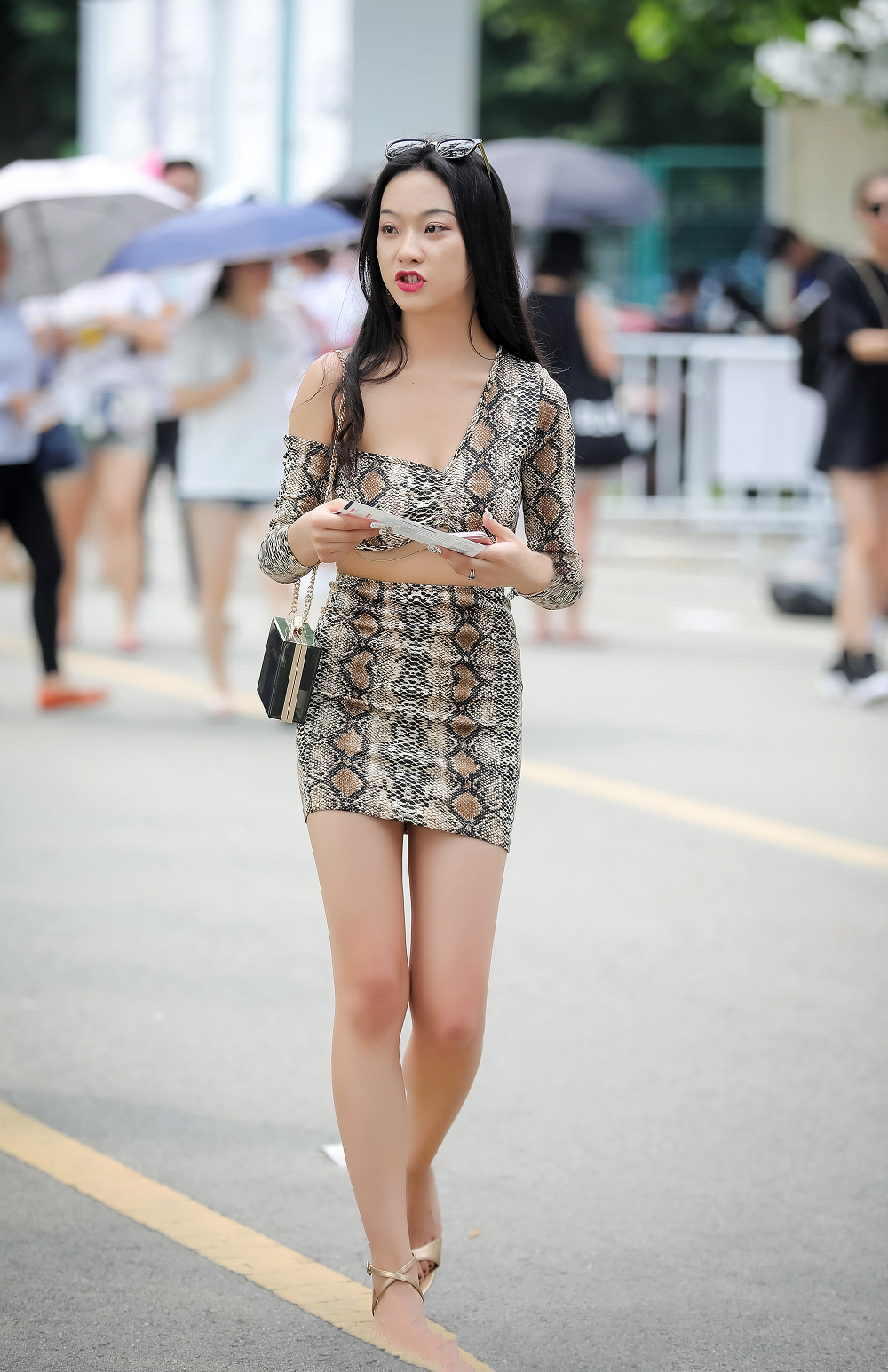 街拍:小姐姐身穿蛇纹短裙搭配一字肩,很有一种野性豪放的女人味